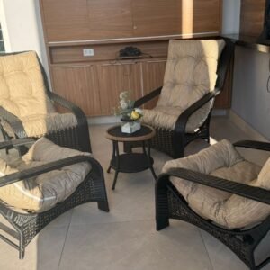 Conjunto 4 poltronas e 1 mesa de centro em fibra sintética