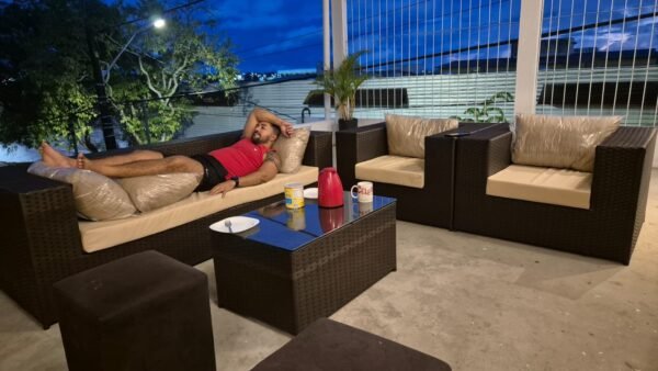 Conjunto Sofá 3L, 2 poltronas em fibra sintética e 1 mesa de centro com vidro - Imagem 2