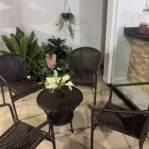Conjunto 4 cadeiras e 1 mesa de centro em fibra sintética
