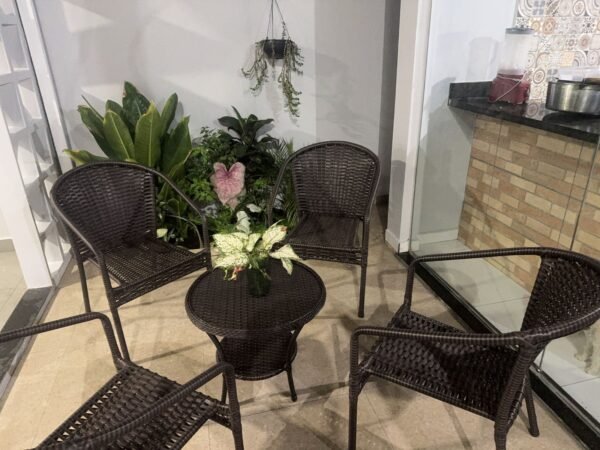 Conjunto 4 cadeiras e 1 mesa de centro em fibra sintética