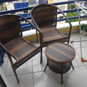 Conjunto 2 cadeiras e 1 mesa de centro em fibra sintética