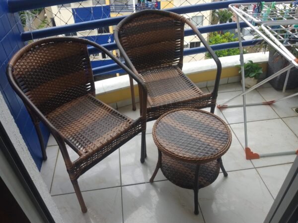Conjunto 2 cadeiras e 1 mesa de centro em fibra sintética